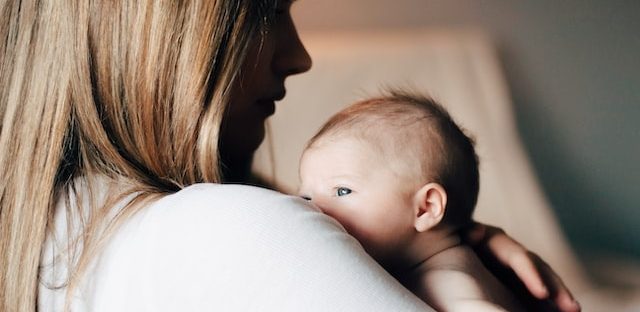 Mama trzymająca dziecko na rękach