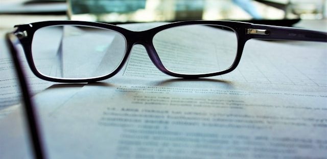 czarne okulary leżą na dokumentach