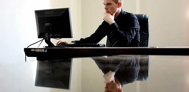 biznesmen przy pracy