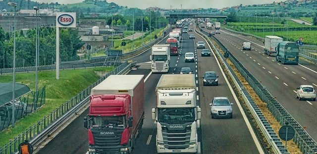 Ciężarówki jadące autostradą