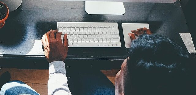 Mężczyzna przy komputerze- reklama w internecie