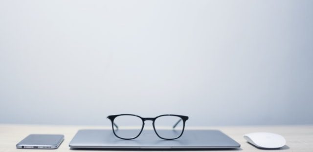 Okulary leżące na laptopie