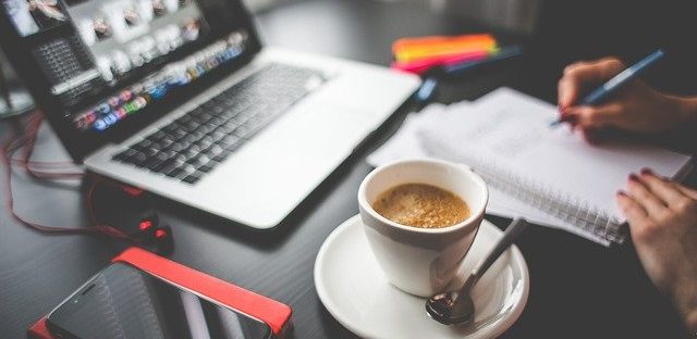 Kawa i laptop na biurku